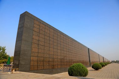 Çin 'deki Tangshan deprem alanı kurbanları için anıt duvar.