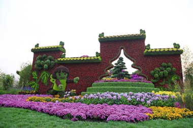 Eşitlikte yeşil bitki heykeli