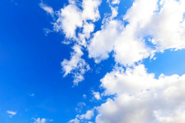 Mavi gökyüzü ve beyaz bulutlar