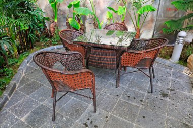 Parktaki rattan sandalye.