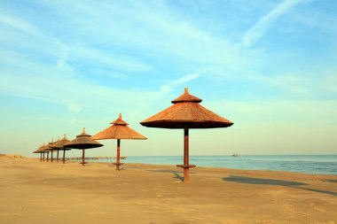 Sahildeki gölgelik.