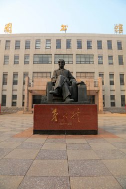 Tangshan City - 17 Şubat 2016: Çin, Tangshan City, Hebei, Chin 'deki ünlü köprü uzmanı Mao Yisheng' in heykeli