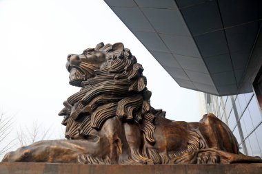 Parka kazınmış taş aslanlar.