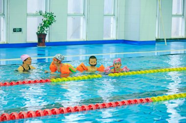 Luannan County - 24 Aralık 2016: Yüzme öğrenen çocuklar, Luannan, Hebei, Çin