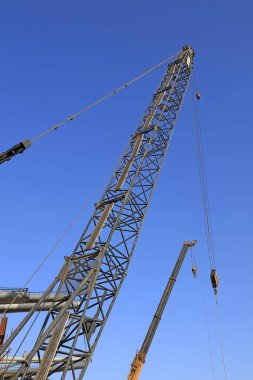 vinç kolu mavi gökyüzü arkaplanının altında