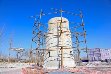 İnşaat çimento ve çelik boru iskeleti dökülüyor. 