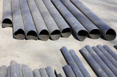 İnşaat alanında çelik boru yığını, yakın çekim