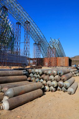 İnşaat alanında çelik çerçeve ve sıkıştırılmış gaz silindirleri
