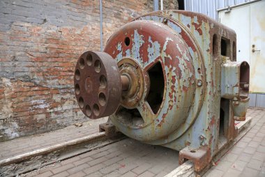 Terk edilmiş büyük mekanik ekipman, yakın çekim