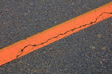 Sarı çizgiler ve asfalt yollarda çatlaklar, fotoğrafa yakın çekim