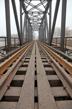 Demiryolu köprüsü çelik çerçevesi, fotoğrafa yakın çekim. 