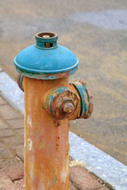 Eski yangın musluğu, fotoğrafa yakın çekim.