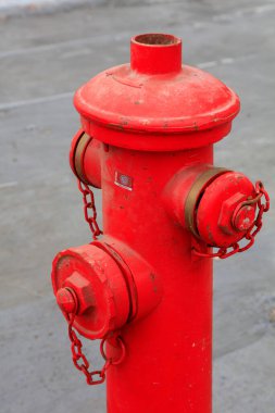 Eski yangın musluğu, fotoğrafa yakın çekim.