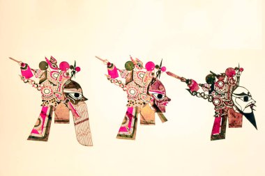 Çin gölge kuklaları fotoğrafa yakın çekim yapıyor.