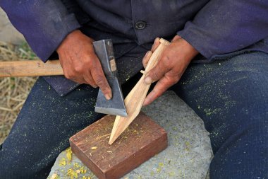 Balta baltayla tahta bir hançer