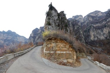 Çin 'in Shanxi eyaletindeki Kunshan Wall otoyolu.