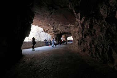 Duvar otoyolunda yürüyen turistler 