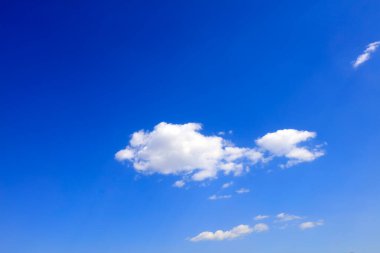 Mavi gökyüzü ve beyaz bulutlar