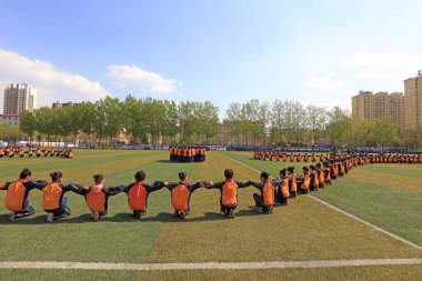 Luannan County - 18 Nisan 2016: Öğrenci grubu jimnastik eğitimi için okul bahçesinde, ortaokulda, Hebei Eyaleti, Çin