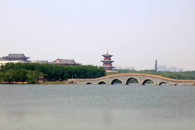 Tapınaklar ve taş kemer köprüsü