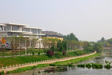 Bir parkta Avrupa tarzı mimari manzara 