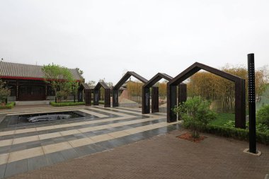 Bir parktaki Çin klasik mimari manzarası