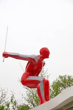 Parkta kayak heykeli