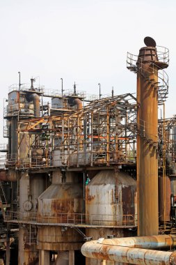 Fabrikada fotoğrafa yakın büyük mekanik ekipman var.