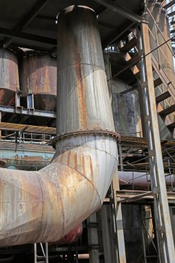 Metal boru ve merdiven fotoğrafa yakın.