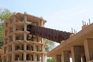 büyük metal parçalar ve binalar fotoğrafa yakın.