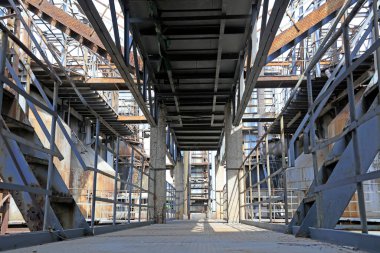 Terk edilmiş fabrikadaki mekanik ekipmanları fotoğrafa yakın çekimde oksitle