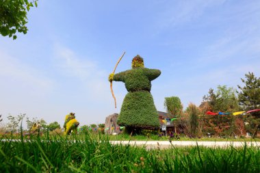 Nişancı yeşil heykel parkta 