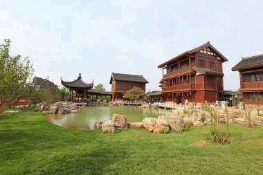 Bir parkta Çin klasik mimarisi