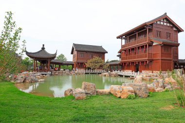 Bir parkta Çin klasik mimarisi