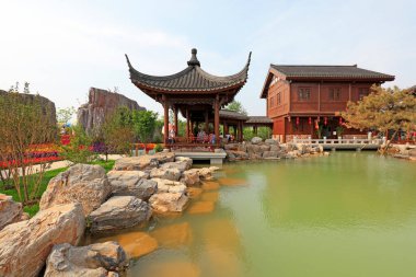 Bir parkta Çin klasik mimarisi