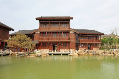 Bir parkta Çin klasik mimarisi