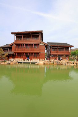 Bir parkta Çin klasik mimarisi