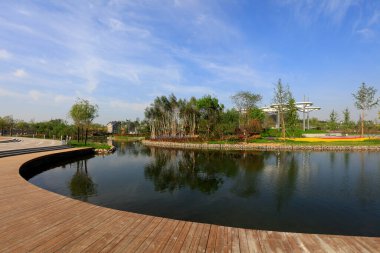 Bir parkta Çin klasik mimarisi