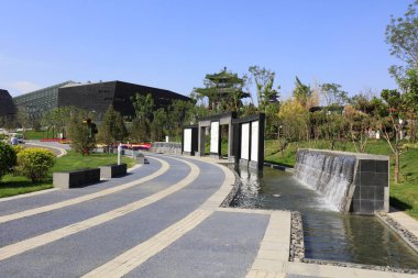 Bir parkta Çin klasik mimarisi