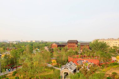 Bir parkta Çin klasik mimarisi