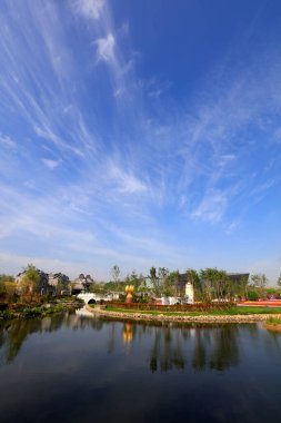 Bir parkta Çin klasik mimarisi