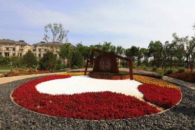 Tangshan City, Hebei, Çin 'deki parkta çelik plaka heykel manzarası