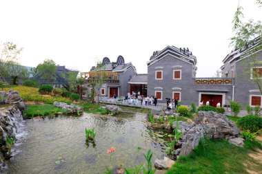 Tangshan City - 28 Mayıs 2016: South Lake Park mimari manzarası, Tangshan City, Hebei, Çin