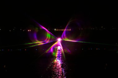 Müzik fıskiyesi su perdesi.