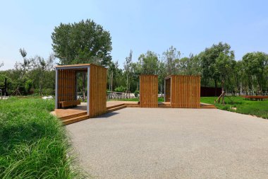 Parkta çelik ve odun koridorları