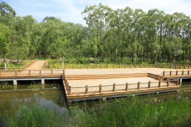 Tahta platformlar ve korkuluklar