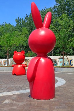 Tavşanlar ve ayı heykelleri parkta şekillendirilir.