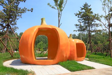 Balkabağı şekilli binalar parkta.