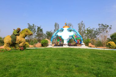 Parktaki yeşil süvari heykelleri.