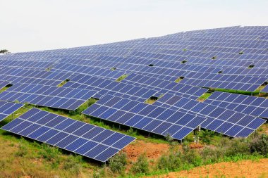 Tepenin yamacındaki güneş paneli fotoğrafın yakın çekimi